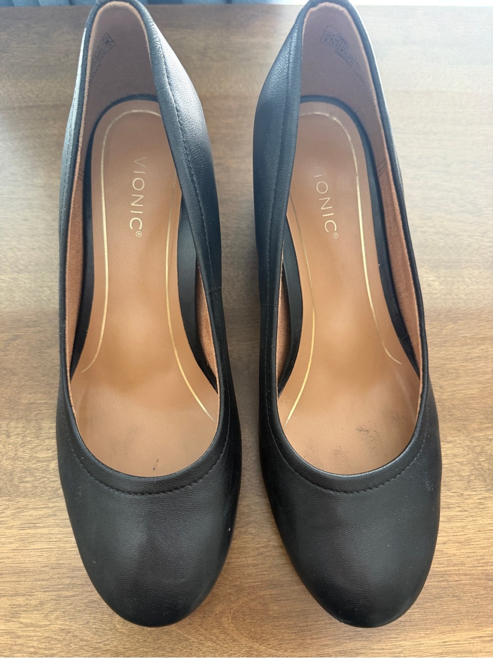 Vionic Black Round-Toe Women's Heel Pump